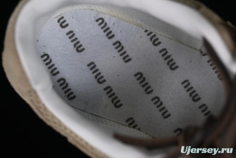 Miu Miu x New Balance 530 Low-Top Retro Running Sneakers with Dual Lace Design - G.D4