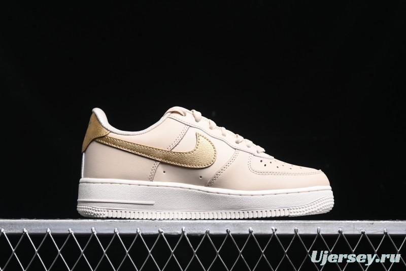 Nike Air Force 1 '07 Low Top Sneakers with Full-Grain Leather and Air Cushion - DQ7569-102