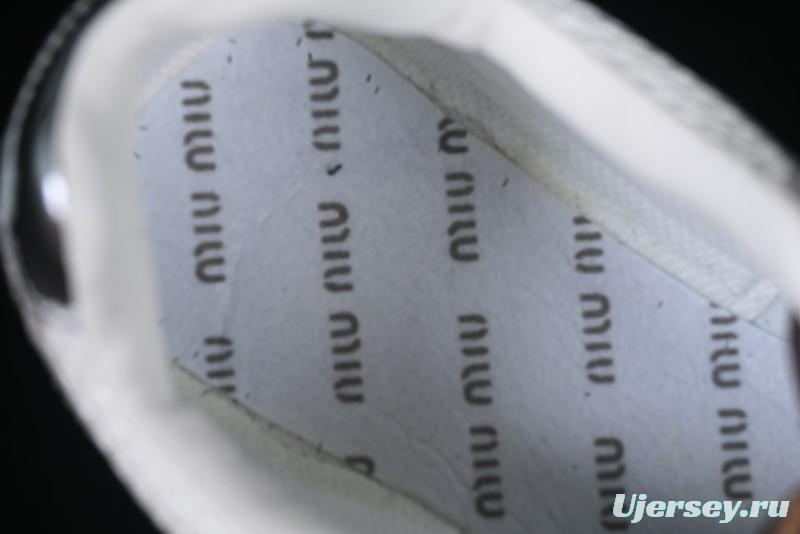 New Balance 530 Metallic Silver Sneakers – Stylish & Sporty Design