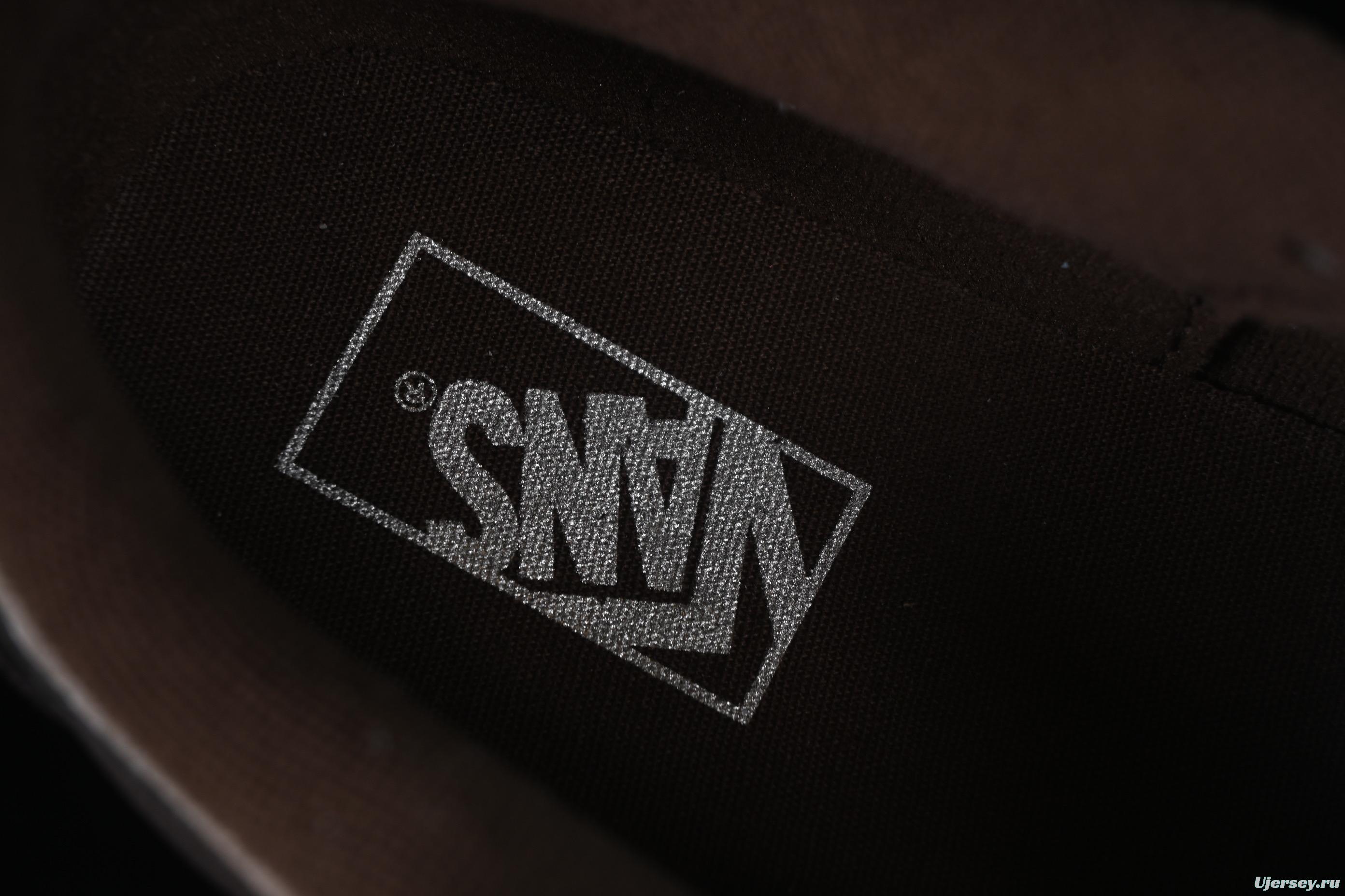 Vans Knu Skool Low-Top Retro Chunky Sneakers with Oversized Logo - VN0009QC2LN