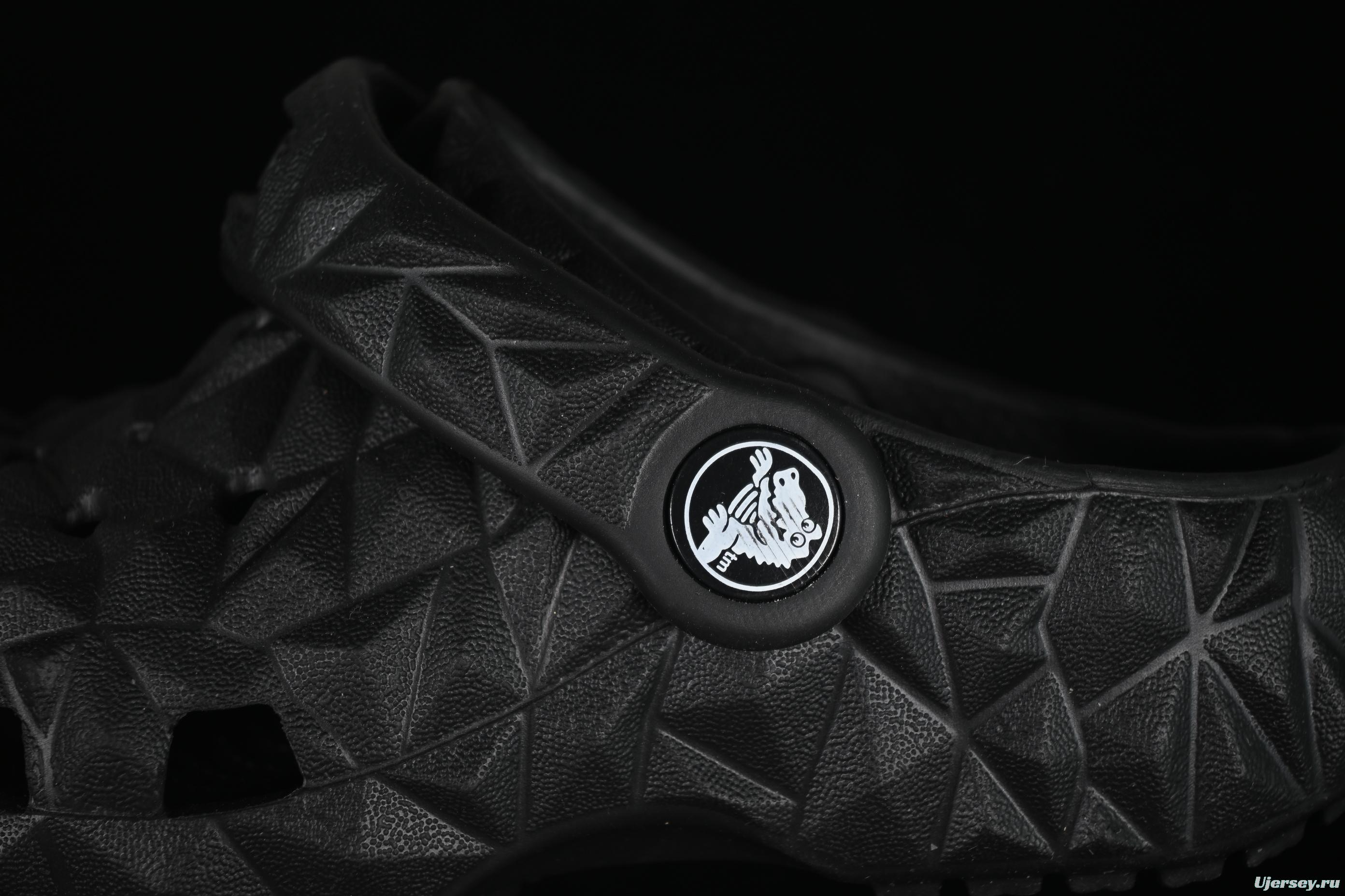 Crocs Classic Clog Kids Lightweight Slip-Resistant Clog with Ventilation Holes - B.D4