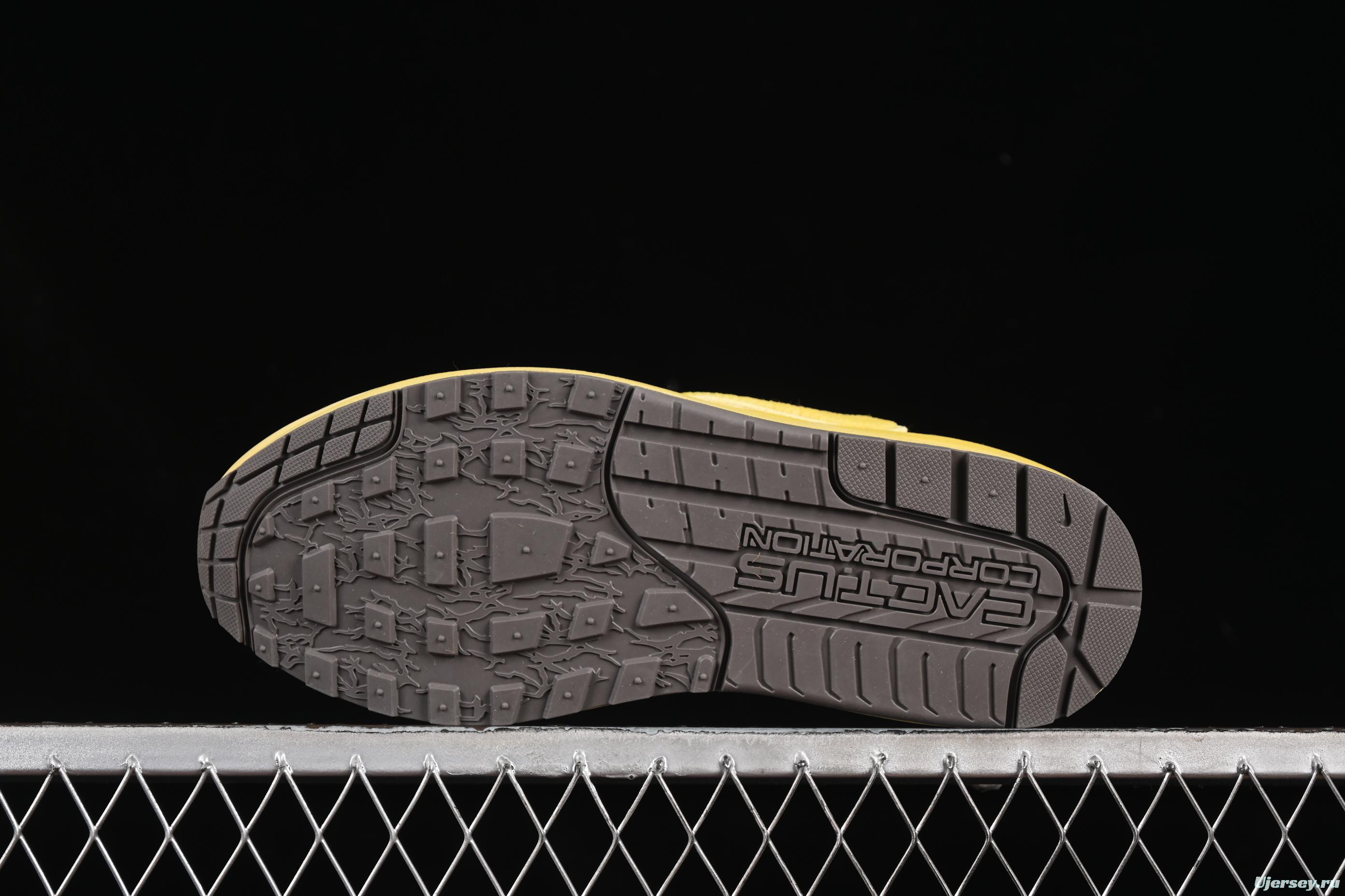 Nike Air Max 1 Travis Scott Collaboration Retro Running Shoes in Wheat Color with Reverse Swoosh - DO9392-700