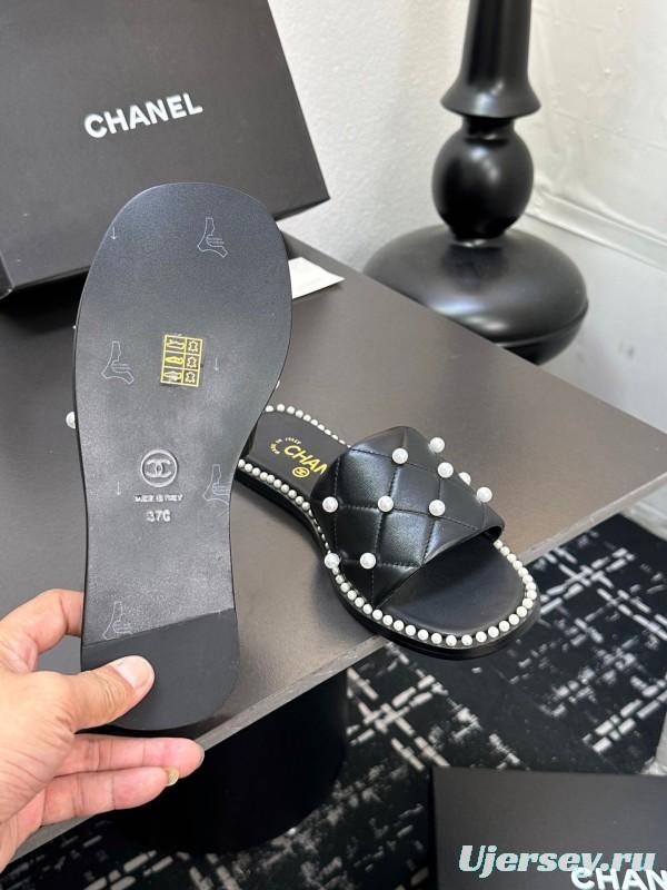 2025 Slippers CHANEL Black Leather Pearl Decor