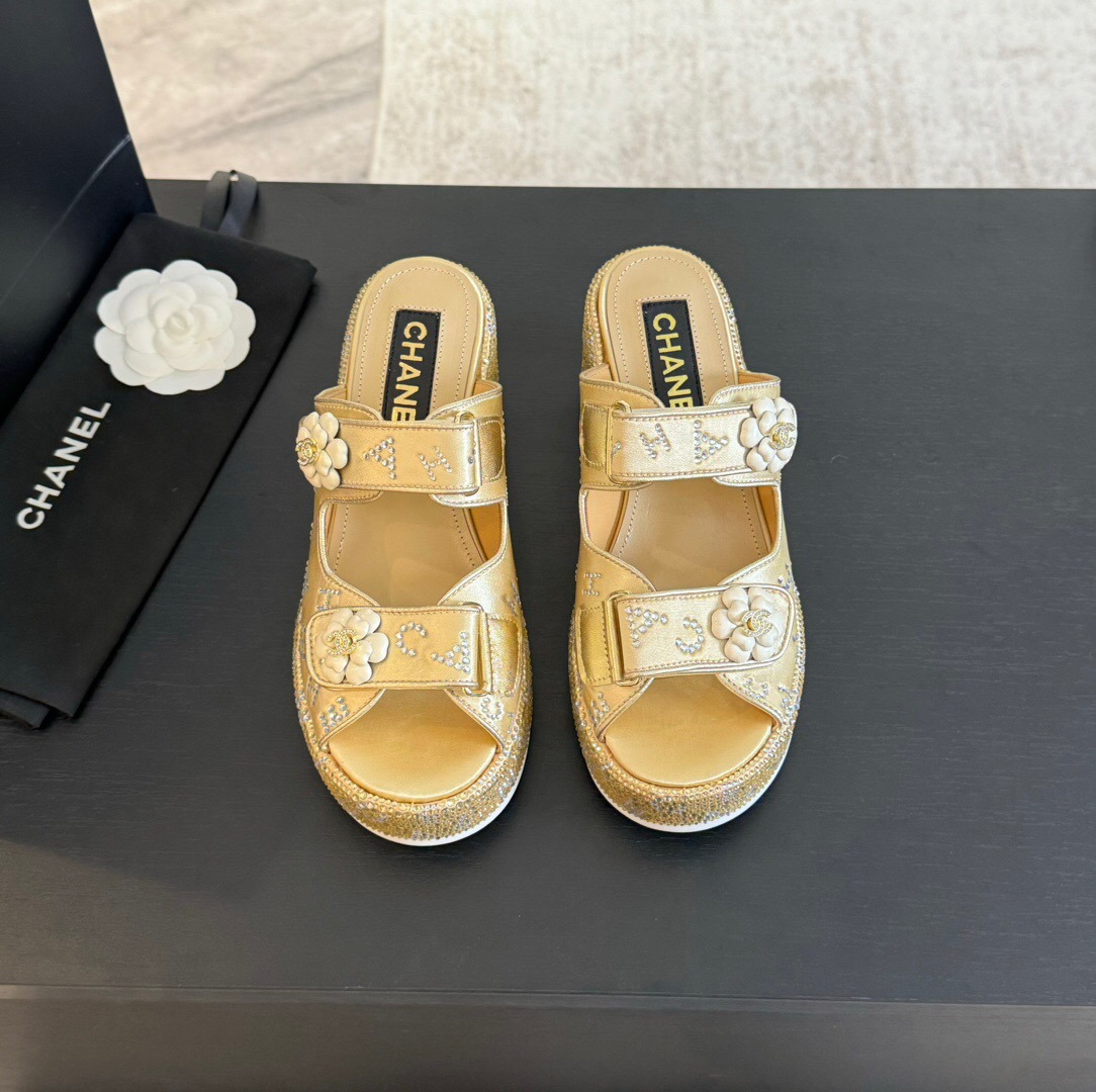 2025 Women Chanel Gold Leather Slippers LY00330