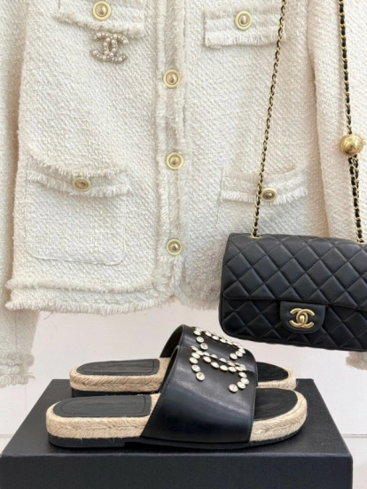 2025 Slippers Chanel Black Leather Slippers