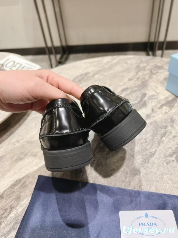 2025 Women Prada Black Leather Loafer KFY00270