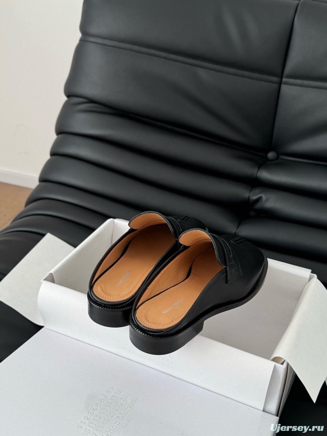 2025 Women MM6 Black Leather Loafers Tabi KFY00340