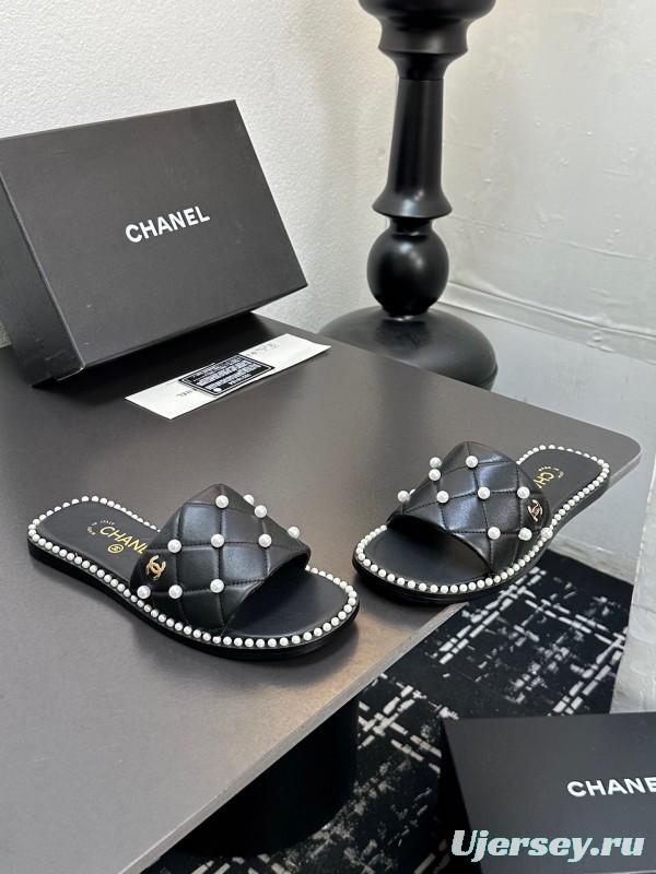 2025 Slippers CHANEL Black Leather Pearl Decor