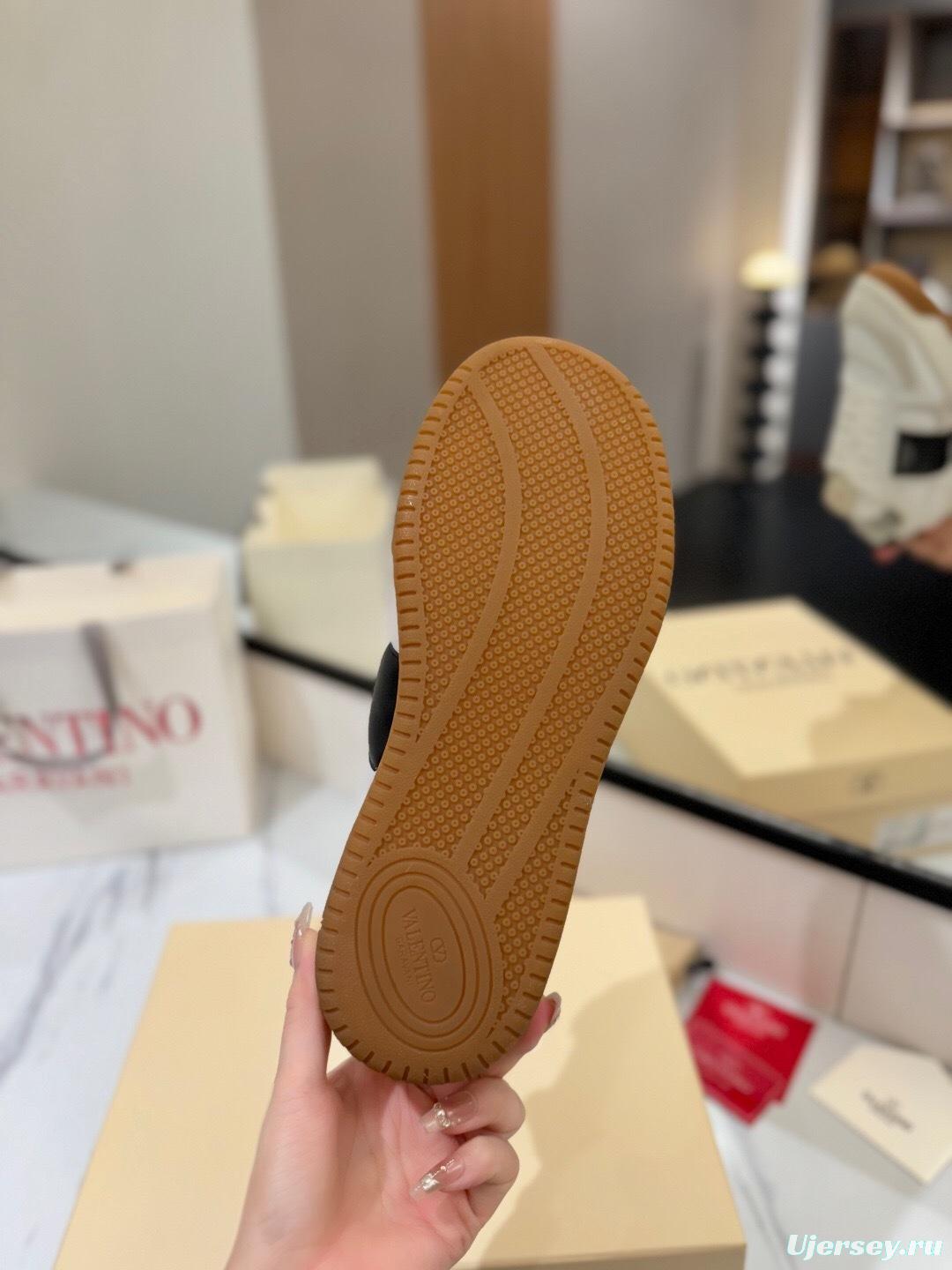 VALENTINO 2025 SS Casual Sneakers with Large V Hook-and-Loop Closure - AS00370