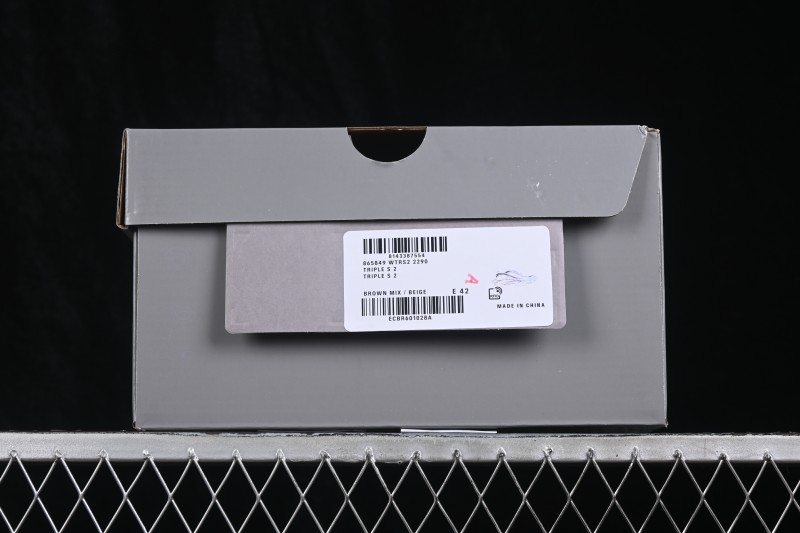 Balenciaga Triple S 2 Retro Running Shoes with Chunky Sole Design - WTRS22290